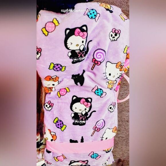 NWT Hello kitty Sanrio Purple HTF Halloween/Summerween Oversized Throw Blanket - Picture 1 of 1